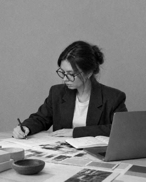 Antonina Tkaczyk-Przyłucka przy biurku